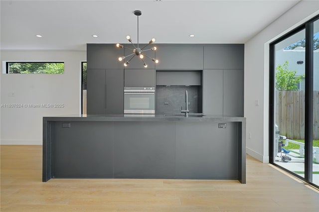 5 of 23 - 355 Nw 50th St, Miami, FL