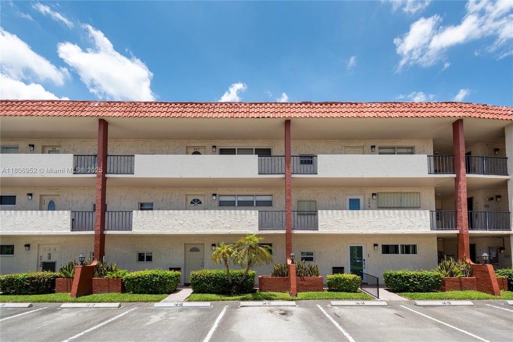 9823 S Hollybrook Lake Dr 105, Pembroke Pines