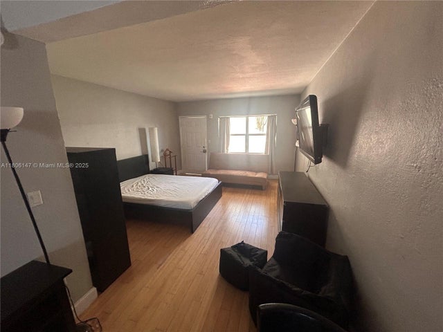 4 of 11 - 8080 Tatum Waterway Dr 4, Miami Beach, FL