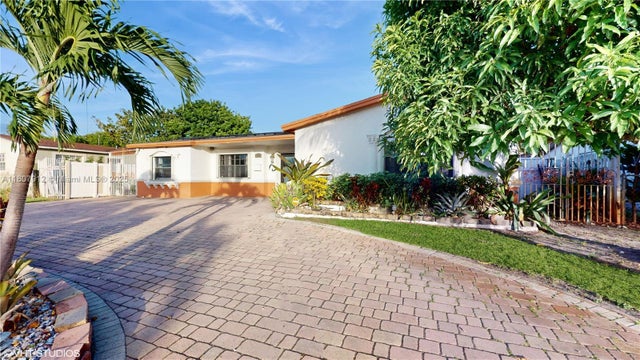 3 of 27 - 3920 Nw 36th Ave, Lauderdale Lakes, FL