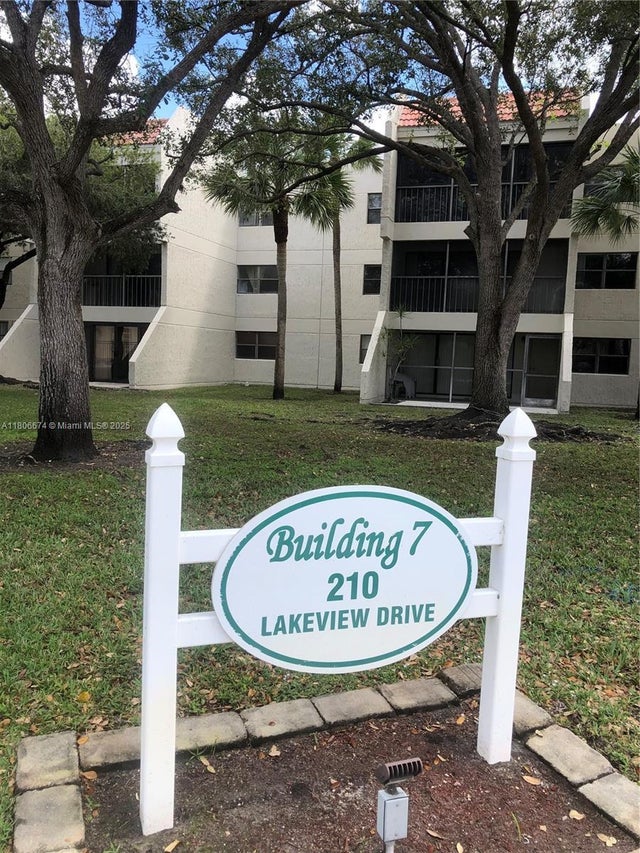 2 of 23 - 210 Lakeview Dr 207, Weston, FL