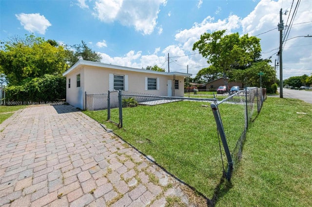 3 of 25 - 323 Nw 9th St, Hallandale Beach, FL