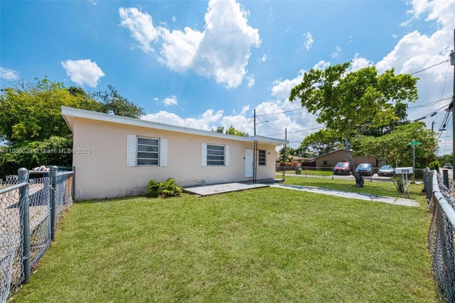 4 of 25 - 323 Nw 9th St, Hallandale Beach, FL