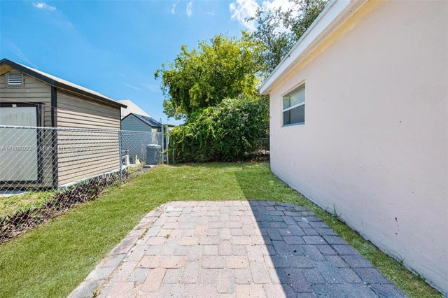5 of 25 - 323 Nw 9th St, Hallandale Beach, FL
