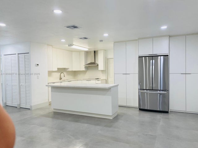 1 of 10 - 2820 Nw 14th Ct, Fort Lauderdale, FL