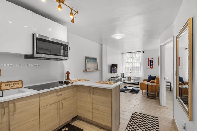 1 of 17 - 710 Washington Ave 323, Miami Beach, FL