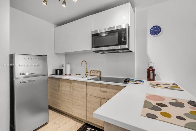 4 of 17 - 710 Washington Ave 323, Miami Beach, FL