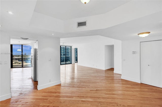 2 of 72 - 20281 E Country Club Dr 412, Aventura, FL