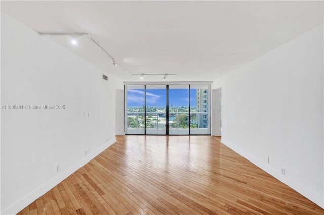 4 of 72 - 20281 E Country Club Dr 412, Aventura, FL