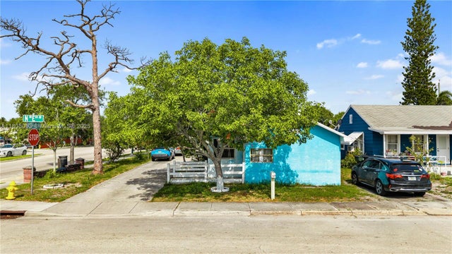 1 of 28 - 1007 N E St, Lake Worth, FL