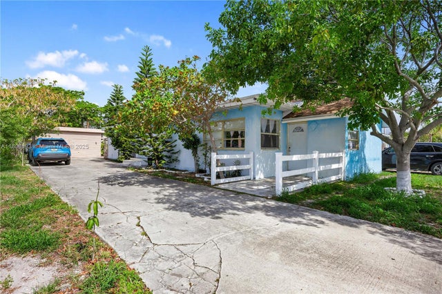 2 of 28 - 1007 N E St, Lake Worth, FL