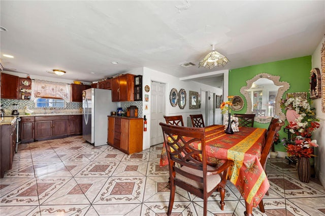 3 of 28 - 1007 N E St, Lake Worth, FL