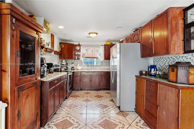4 of 28 - 1007 N E St, Lake Worth, FL