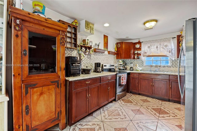 5 of 28 - 1007 N E St, Lake Worth, FL