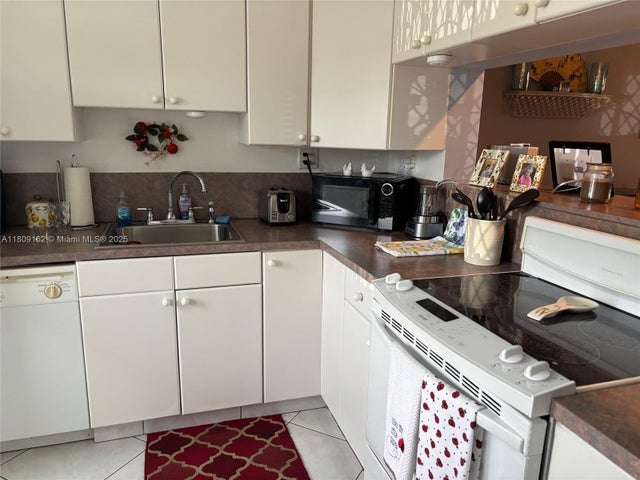 4 of 9 - 2223 Park Ln 102, Hollywood, FL