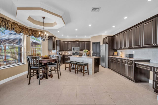 9003 Alexandra Cir, Wellington