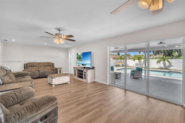 5 of 39 - 4271 Sw 67th Ter, Davie, FL