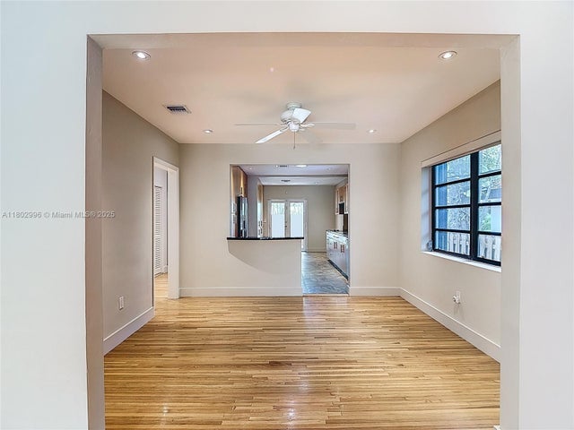 4 of 14 - 2810 Crystal Ct, Miami, FL