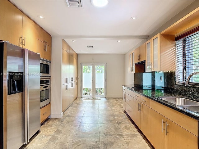 5 of 14 - 2810 Crystal Ct, Miami, FL
