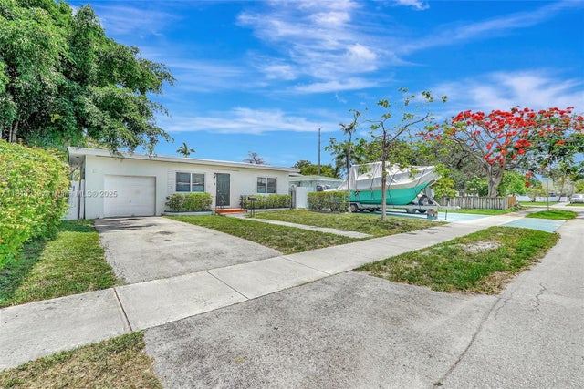 1 of 51 - 2609 Arthur St, Hollywood, FL