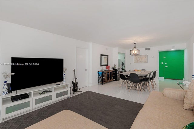 5 of 14 - 6039 Collins Ave 307, Miami Beach, FL