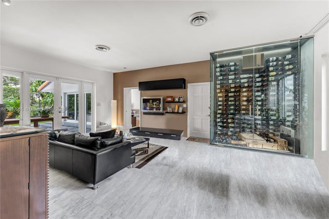 4 of 26 - 259 E Shore Dr E, Miami, FL