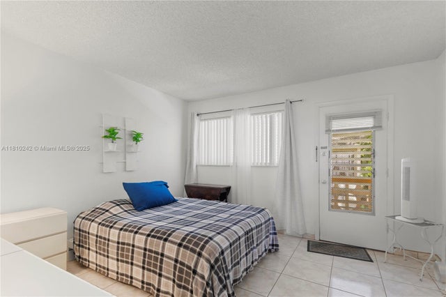 4 of 15 - 815 Sw 10th Ter 20v, Hallandale Beach, FL