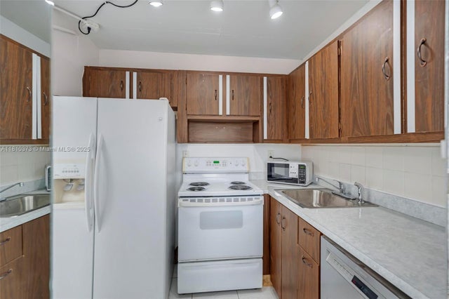4 of 28 - 210 172nd St 438, Sunny Isles Beach, FL