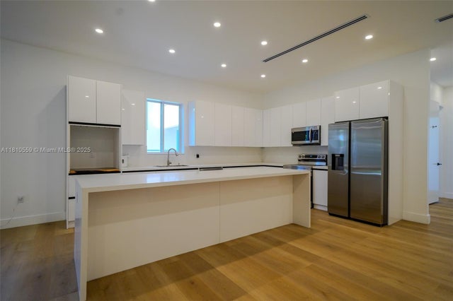 4 of 29 - 112 Nw 24th Ct, Miami, FL