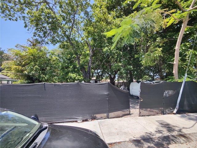 2 of 5 - 1063 Nw 55th Ter, Miami, FL