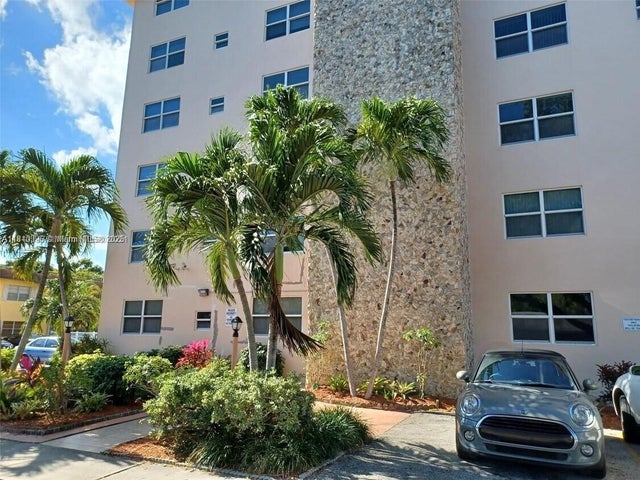 1 of 10 - 1830 Dixieanna St 606, Hollywood, FL
