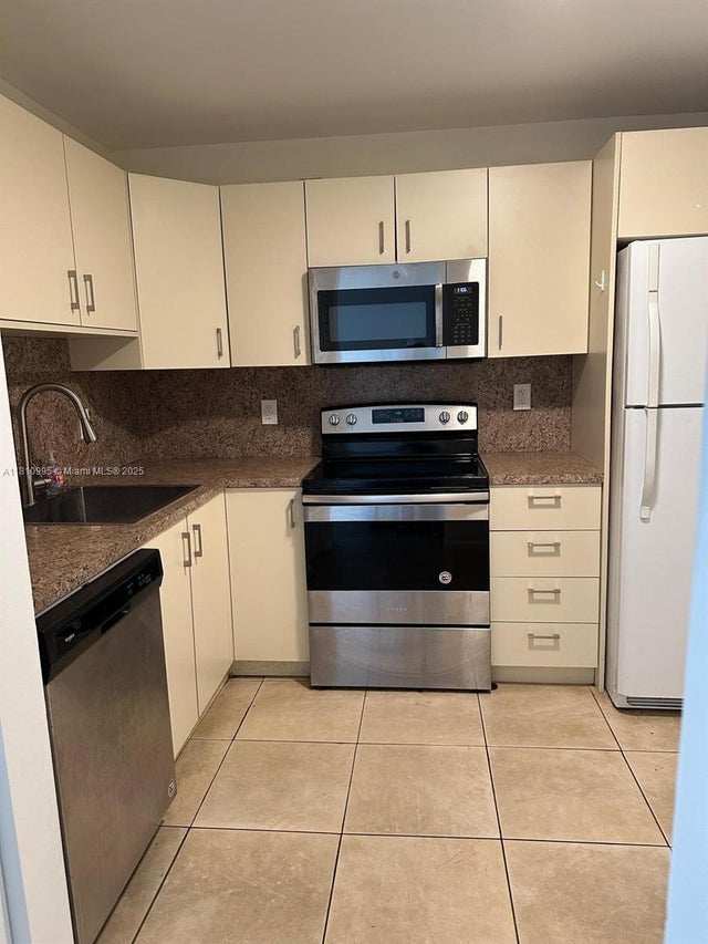 2 of 10 - 1830 Dixieanna St 606, Hollywood, FL