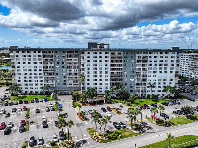 2 of 17 - 3800 Hillcrest Dr 903, Hollywood, FL