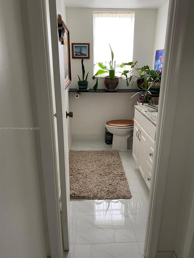 3 of 8 - 1811 Jefferson St 607, Hollywood, FL