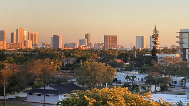 5 of 8 - 1811 Jefferson St 607, Hollywood, FL