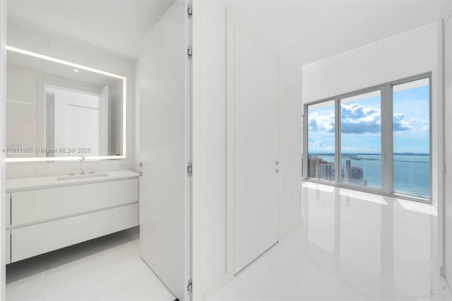5 of 18 - 300 Biscayne Blvd Way 3606, Miami, FL