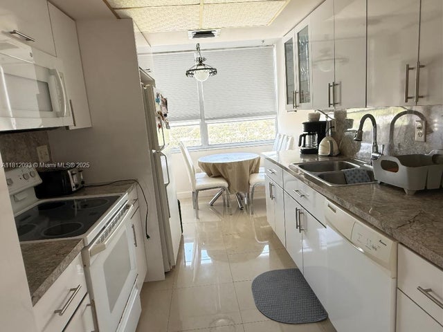 2 of 21 - 18051 Biscayne Blvd 1505, Aventura, FL