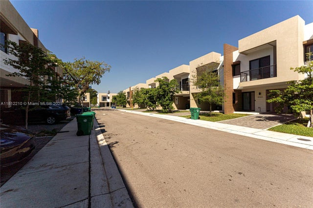 1 of 50 - 4141 N Oak Pl, Dania Beach, FL