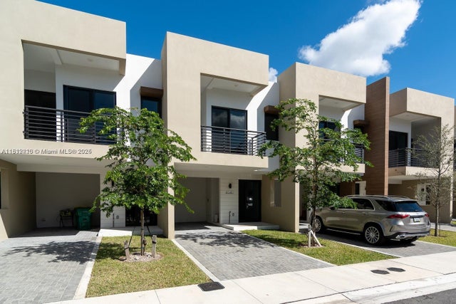 2 of 50 - 4141 N Oak Pl, Dania Beach, FL