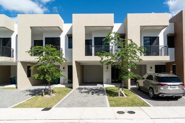 3 of 50 - 4141 N Oak Pl, Dania Beach, FL