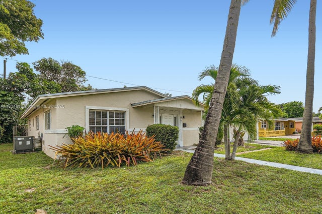3 of 28 - 6221 Nw 17th St, Sunrise, FL