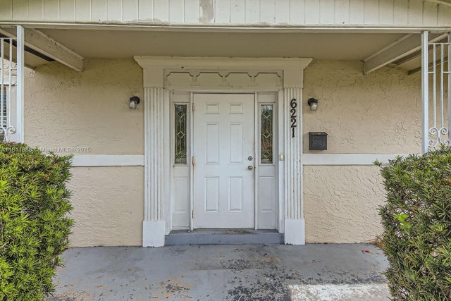 4 of 28 - 6221 Nw 17th St, Sunrise, FL