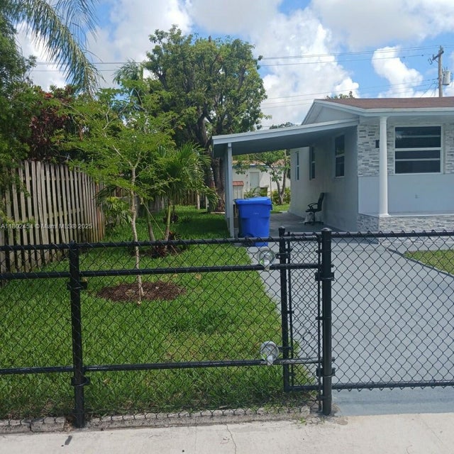 3 of 12 - 6421 Allen St, Hollywood, FL