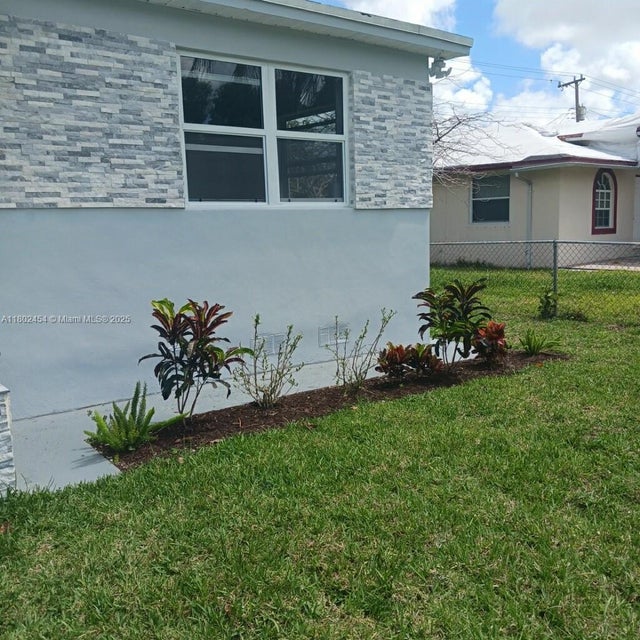 4 of 12 - 6421 Allen St, Hollywood, FL