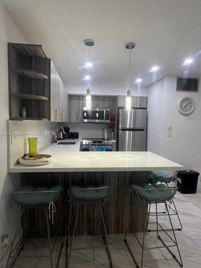 1 of 10 - 2145 Pierce St 422, Hollywood, FL