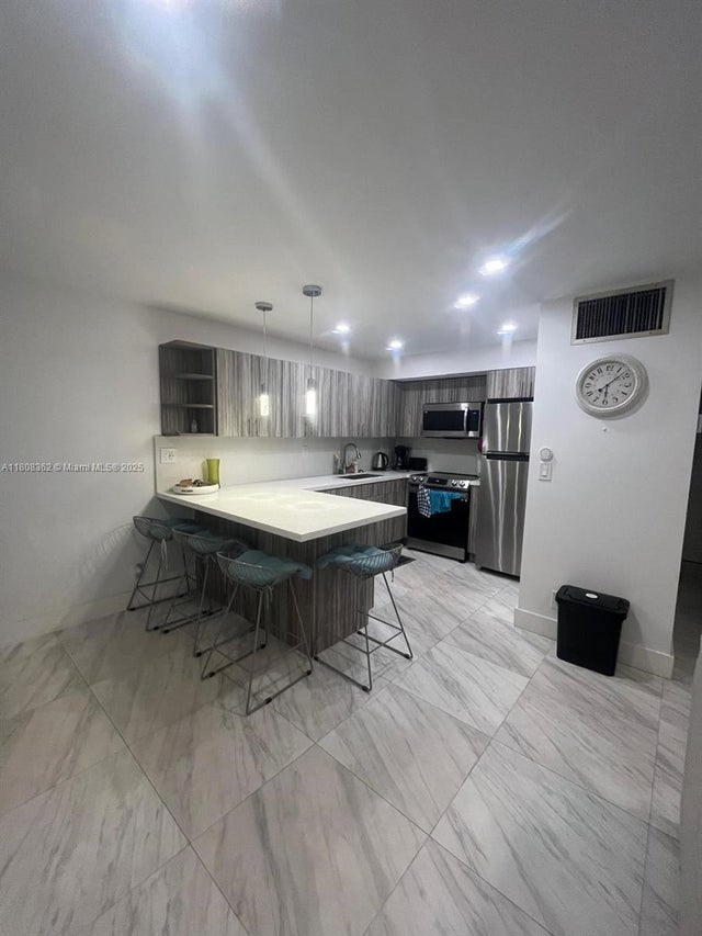 3 of 10 - 2145 Pierce St 422, Hollywood, FL