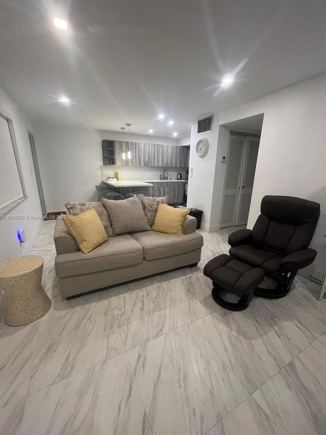 4 of 10 - 2145 Pierce St 422, Hollywood, FL