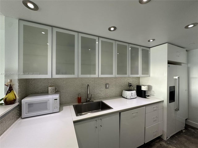 4 of 38 - 1000 West Ave 932, Miami Beach, FL