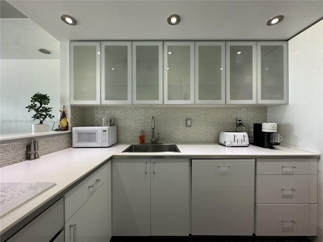 5 of 38 - 1000 West Ave 932, Miami Beach, FL