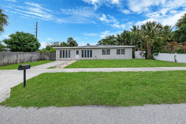 1 of 35 - 610 Snowden Dr, Lake Worth, FL